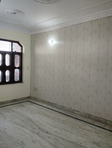 Living Room in 2 BHK Builder Floor at Sector 16 – for Rent