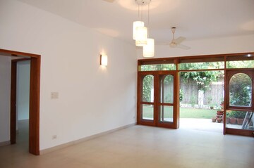 Room in 3.5 BHK Apartment at Jor Bagh – for Rent