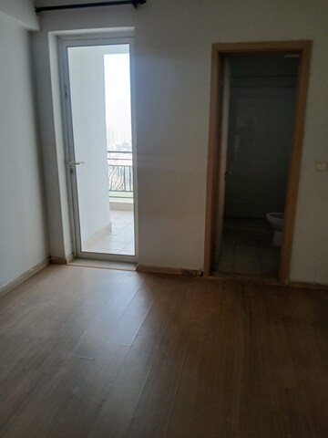 Room in 3 BHK Apartment at DLF The Skycourt, Sector 86 – for Sale