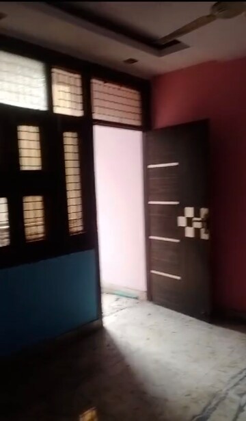 Room in 3 BHK Builder Floor at Laxmi Nagar – for Rent