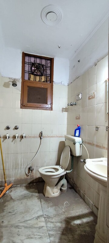 Bathroom in 2 BHK Builder Floor at Sector 43 – for Rent