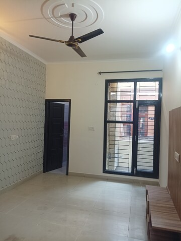 Room in 3 BHK Builder Floor at Guru Nanak Enclave, Dhakoli Village – for Sale