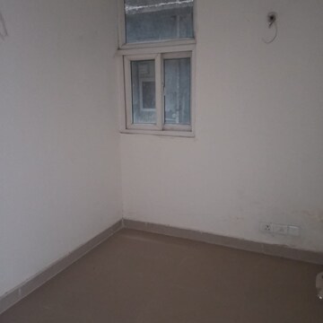 Room in 2.5 BHK Apartment at Amrapali Zodiac, Sector 120 – for Sale