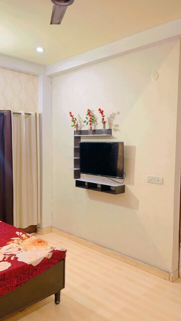Furnished Amenities in 1 RK Builder Floor at Unitech Arcadia, South City 2 – for Rent