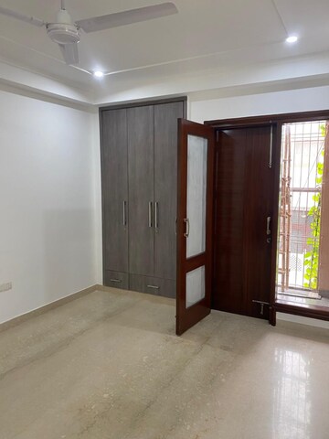 Room in 3 BHK Builder Floor at DLF Queens Court, Chittaranjan Park – for Rent