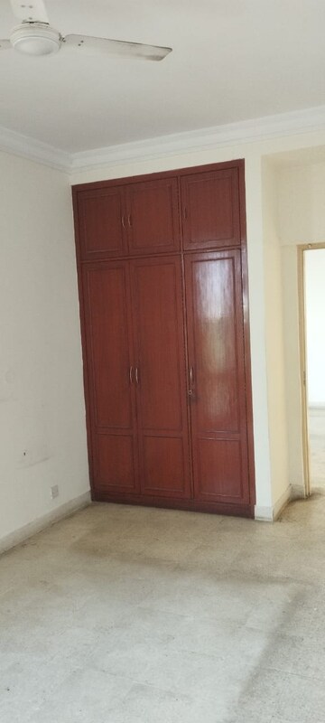 Room in 3 BHK Apartment at DLF Regency Park I, Dlf Phase iv – for Rent