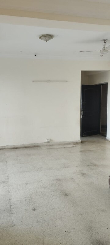 Room in 3 BHK Apartment at DLF Regency Park I, Dlf Phase iv – for Rent