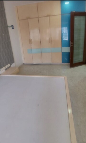 Room in 3 BHK Apartment at Shankar Sheth Apartment, Grant Road – for Rent