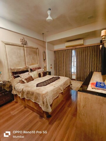 Bedroom in 3 BHK Apartment at Santacruz West – for Rent