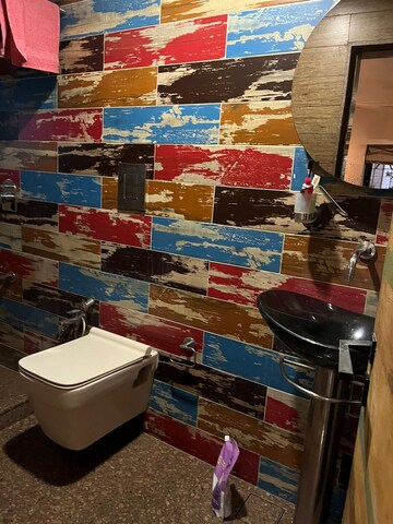 Team Area in 2 BHK Apartment at Juhu – for Rent