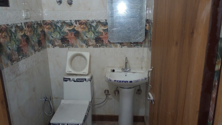 Bathroom, shakti khand iv 3 Bedroom 95 Sq.Mt. Builder Floor In Shakti Khand iv Ghaziabad 8058941
