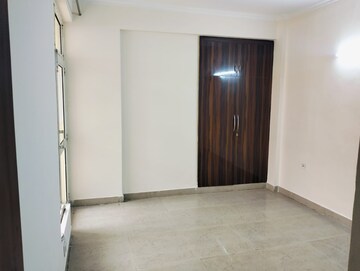 Room in 2.5 BHK Apartment at Supertech Ecociti, Sector 137 – for Rent