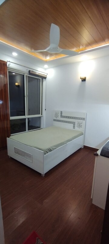 Room in 3.5 BHK Apartment at Jaypee Greens Kosmos, Sector 134 – for Rent