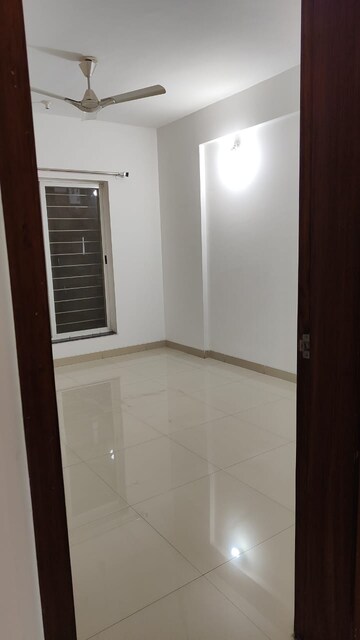 Room in 3 BHK Apartment at Alcon Silverleaf, Mundhwa – for Sale