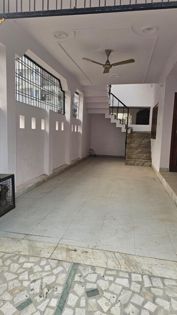 Parking in 4 BHK Independent House at Gomti Nagar – for Rent