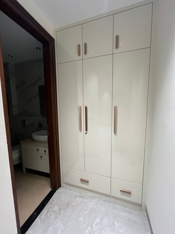 Furnished Amenities in 3 BHK Builder Floor at Ansal Sushant Lok I, Sector 43 – for Rent
