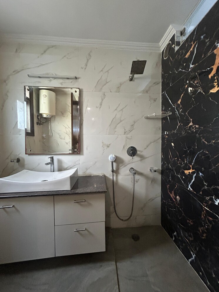 Bathroom, freedom fighters enclave 3 Bedroom 1800 Sq.Ft. Apartment In Freedom Fighters Enclave Delhi 8059413