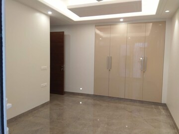 Room in 4 BHK Apartment at Sarvodya Enclave – for Rent