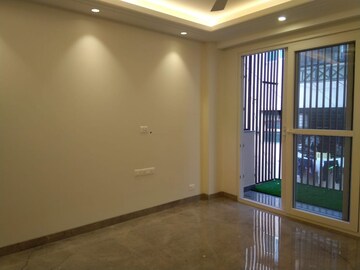 Room in 4 BHK Apartment at Sarvodya Enclave – for Rent