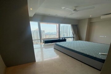 Room in 3 BHK Apartment at Indiabulls Blu, Worli – for Rent