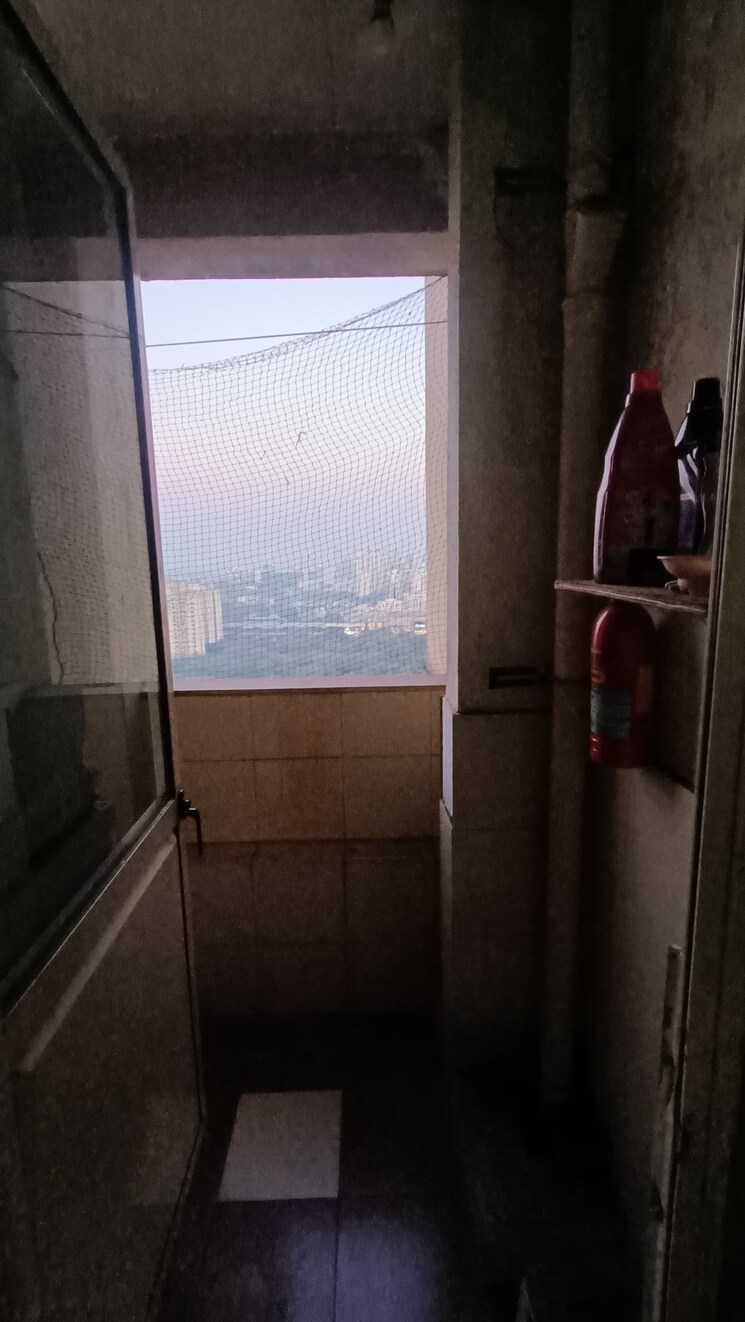 Bathroom, hiranandani-meadows 3 Bedroom 1050 Sq.Ft. Apartment In Manpada Thane 8059568