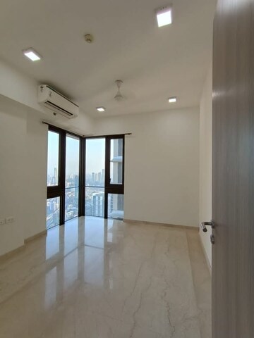 Room in 3 BHK Apartment at Lodha Parkside, Worli – for Rent