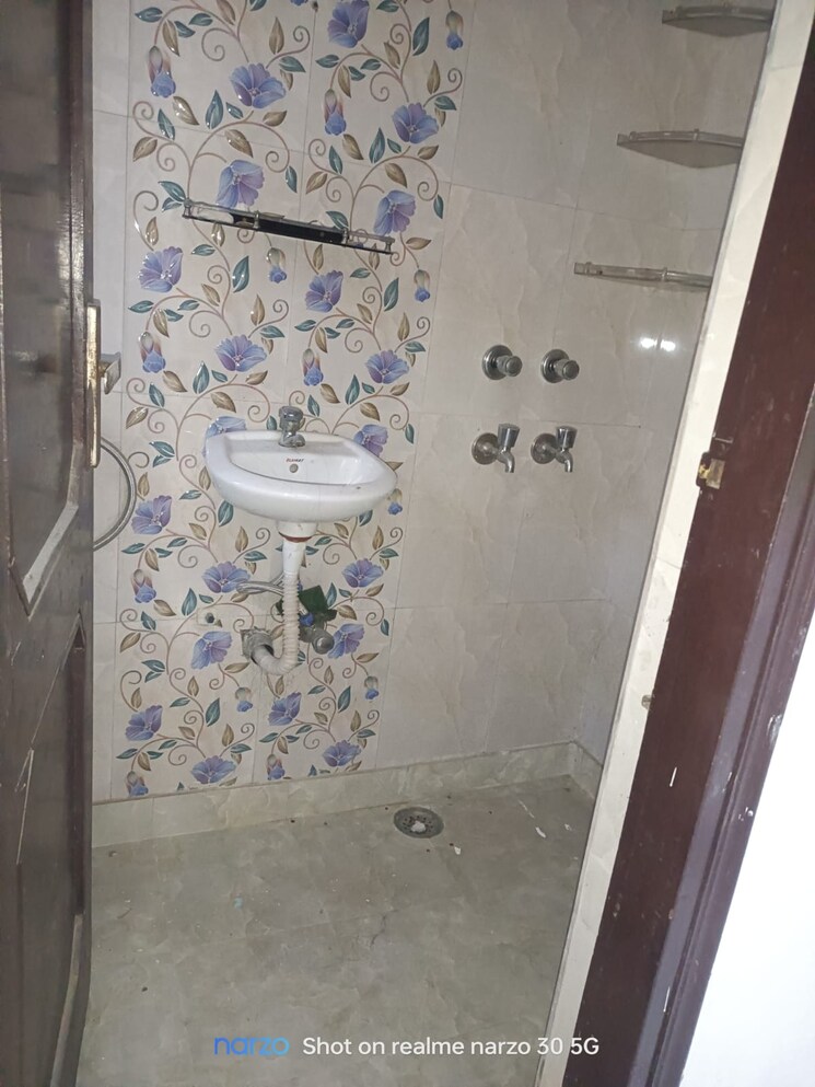 Bathroom, patparganj 2 Bedroom 1000 Sq.Ft. Apartment In Patparganj Delhi 8059648