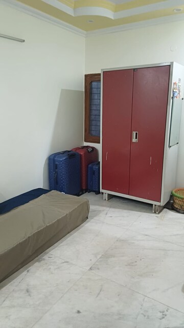 Room in 1.5 BHK Apartment at Paschim Vihar – for Rent