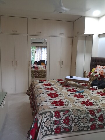 Bedroom in 3 BHK Apartment at Andheri West – for Rent