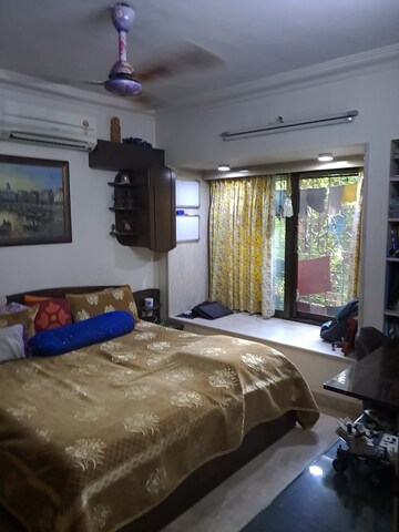 Bedroom in 3 BHK Apartment at Andheri West – for Rent