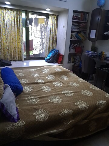 Bedroom in 3 BHK Apartment at Andheri West – for Rent