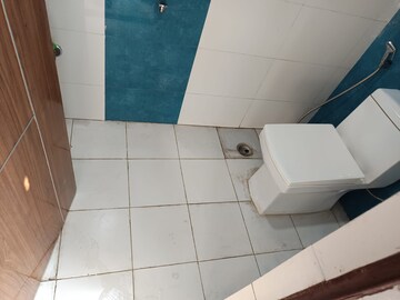 Bathroom in 1 RK Builder Floor at Unitech Arcadia, South City 2 – for Rent