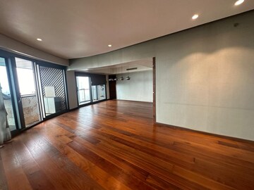 Room in 5 BHK Apartment at Lodha World Crest, Worli – for Rent