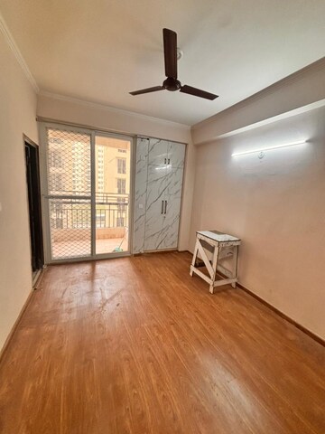 Room in 3 BHK Apartment at Amrapali Golf Homes, Sector 4, Greater Noida – for Rent