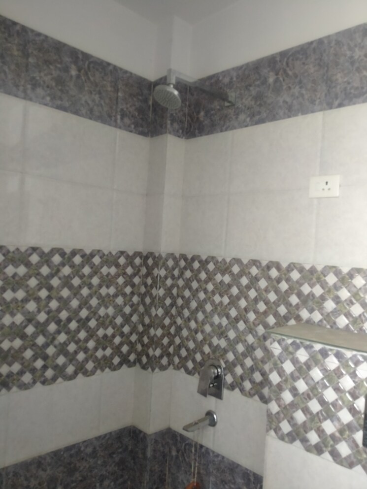 Bathroom, alpha 1 greater noida 4 Bedroom 240 Sq.Mt. Independent House In Alpha 1 Greater Noida Greater Noida 8059766