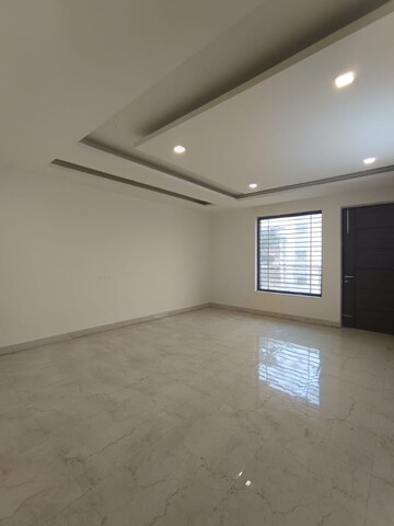 Room in 4 BHK Builder Floor at Sector 43 – for Rent