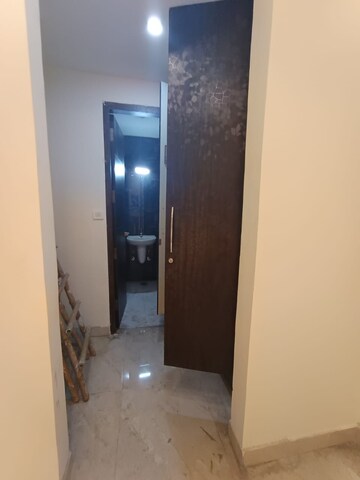 Room in 4 BHK Builder Floor at Sector 43 – for Rent