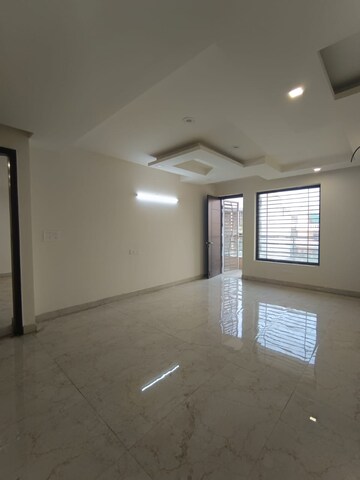 Room in 4 BHK Builder Floor at Sector 43 – for Rent
