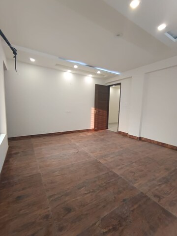 Room in 4 BHK Builder Floor at Sector 43 – for Rent
