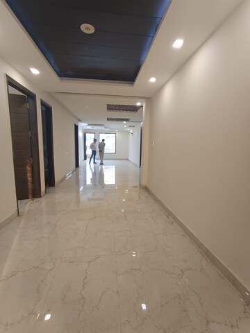 Building Lobby in 4 BHK Builder Floor at Sector 43 – for Rent
