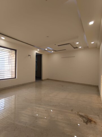 Room in 4 BHK Builder Floor at Sector 43 – for Rent