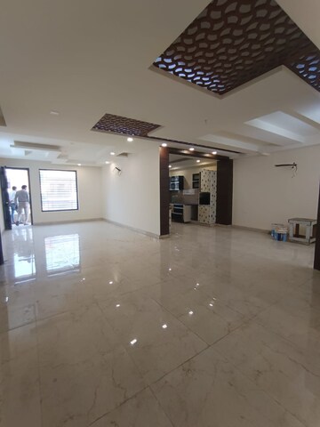Room in 4 BHK Builder Floor at Sector 43 – for Rent