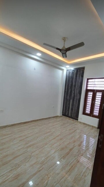 Room in 4 BHK Builder Floor at Sector 43 – for Rent