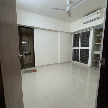 Room in 2 BHK Apartment at Lodha Amara Wing 40 And 41, Sandoz Baug – for Rent