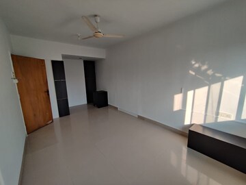 Room in 3 BHK Apartment at Bandra West – for Rent