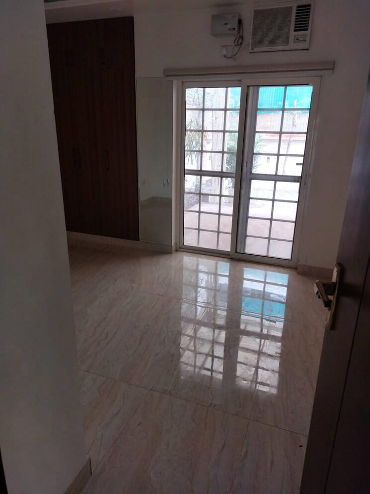 Room, puri-aman-vilas 5 Bedroom 500 Sq.Yd. Apartment In Sector 89 Faridabad 8060088