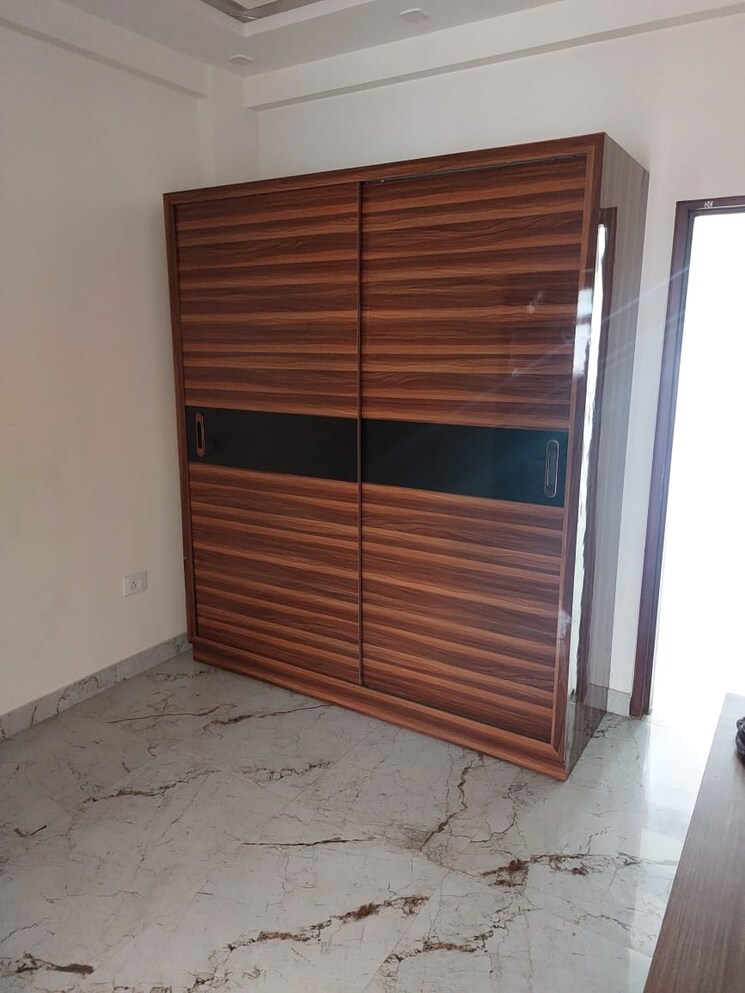 Room, puri-aman-vilas 5 Bedroom 500 Sq.Yd. Apartment In Sector 89 Faridabad 8060088