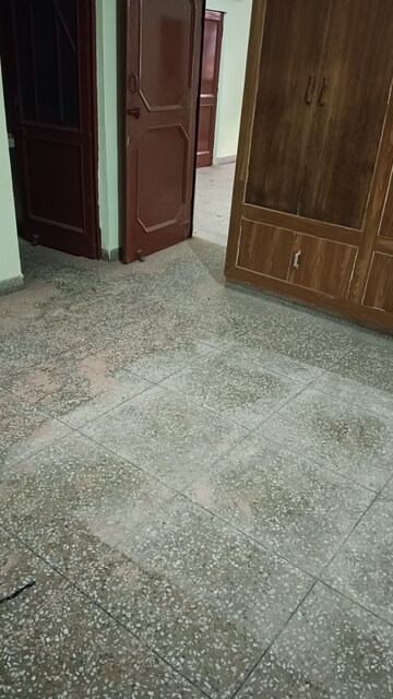 Room in 1 RK Builder Floor at Sector 10 – for Rent