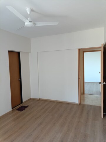 Room in 3 BHK Apartment at Bajaj Emerald, Andheri East – for Rent
