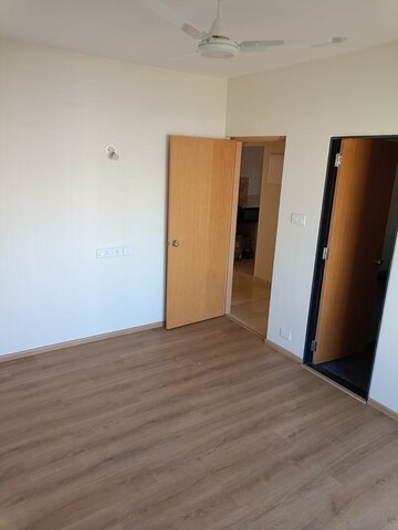 Room in 3 BHK Apartment at Bajaj Emerald, Andheri East – for Rent